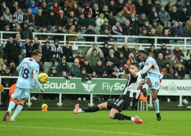 Brentford 'dan Dango Ouattara, İngiltere' nin Newcastle kentindeki St. James 's Park' ta oynanan Premier League maçı Newcastle United ve Brentford maçında kaleye atış yaptı.