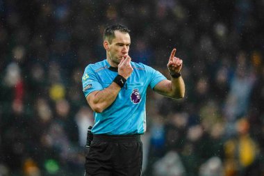 Hakem Jarred Gillett Premier Lig karşılaşmasında Wolverhampton Wanderers Chelsea 'ye karşı Molineux, Wolverhampton, Birleşik Krallık' ta 07 Şubat 2026 tarihinde