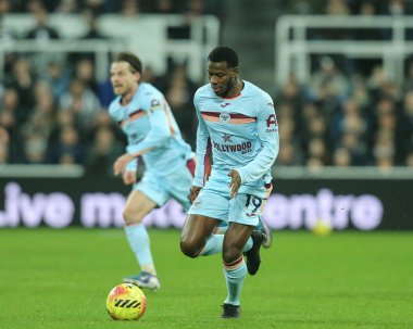 Brentford 'dan Dango Ouattara Premier Lig maçı sırasında topla birlikte 7 Şubat 2026' da İngiltere 'nin Newcastle kentindeki St. James' s Park 'ta yenilmez Brentford' a karşı.