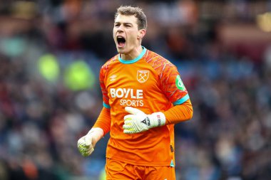 West Ham United kalecisi Mads Hermansen, West Ham United 'dan Valentin Castellanos' u 7 Şubat 2026 tarihinde Burnley-West Ham United 'ın Turf Moor, Burnley, Birleşik Krallık' ta oynadığı Premier League maçında 0-2 'lik skorla kutluyor.