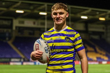 Warrington Wolves 'tan Tommy Rhodes, Warringtons' un en genç oyuncusu, 6 Şubat 2026 'da Warrington, İngiltere' deki Halliwell Jones Stadyumu 'nda oynanan Betfred Challenge Cup karşılaşmasında golcü Warrington Wolves' a karşı Sheffield Eagles