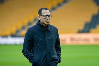 Chelsea 'nin Liam Rosenior teknik direktörü, Premier League maçından önce Wolverhampton Wanderers Chelsea ile Molineux, Wolverhampton, Birleşik Krallık' ta oynanan maçında sahaya teftiş eder.