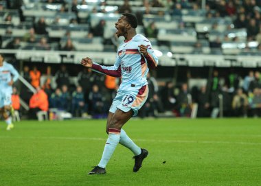 Brentford 'lu Dango Ouattara, Premier Lig karşılaşması Newcastle United ile Brentford arasındaki 7 Şubat 2026 tarihinde St. James' s Park, Newcastle, İngiltere 'de oynanan karşılaşmada 2-3 kazanma hedefini kutluyor.