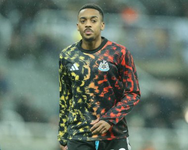 Newcastle United takımından Joe Willock, Premier League maçı sırasında İngiltere 'nin Newcastle kentindeki St. James' s Park 'ta oynanan Newcastle United maçında ısınma turunda