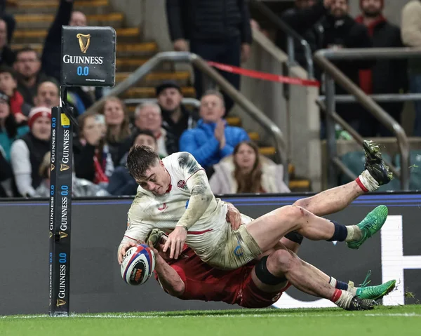 İngiltere 'den Tommy Freeman, 7 Şubat 2026' da İngiltere 'nin Allianz Stadyumu' nda Galler 'e karşı oynadığı Guinness Altı Milletler 2026 maçında sahaya çıkıyor.