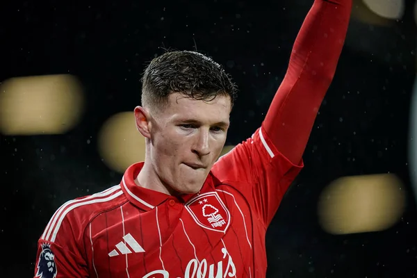 Nottingham Ormanı 'ndan Elliot Anderson, Premier League maçında Leeds United ile Nottingham Ormanı arasında oynanan Elland Road, Leeds, İngiltere' de 06 Şubat 2026 tarihinde oynanan karşılaşmada köşe atışı yapmaya hazırlanıyor.