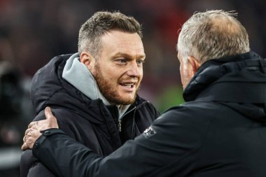 Middlesbrough 'un Kim Hellberg teknik direktörü, Sheffield United' ın 9 Şubat 2026 'da Bramall Lane, Sheffield, Birleşik Krallık' ta oynanan Sky Bet Şampiyonası maçından önce Sheffield United 'ın menajeriyle tokalaşıyor.