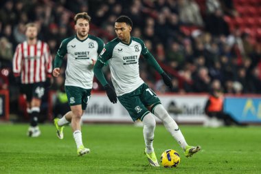 Middlesbrough 'dan Morgan Whittaker, 9 Şubat 2026 tarihinde İngiltere' nin Sheffield şehrinde oynanan ve Middlesbrough 'a karşı oynanan Gökyüzü İddia Şampiyonası maçında topu bırakıyor.