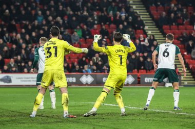 Sheffield United kalecisi Michael Cooper, Middlesbrough kalecisi Sol Brynn 'i tutuyor. Sheffield United, Bramall Lane Middlesbrough' da oynanan Sky Bet Şampiyonası maçında skoru eşitlemek için son golü atıyor.