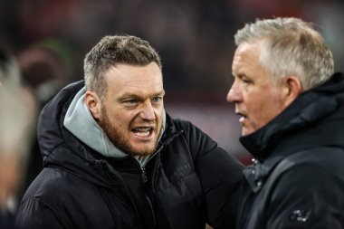 Middlesbrough 'un Kim Hellberg teknik direktörü, Sheffield United' ın 9 Şubat 2026 'da Bramall Lane, Sheffield, Birleşik Krallık' ta oynanan Sky Bet Şampiyonası maçından önce Sheffield United 'ın menajeriyle tokalaşıyor.
