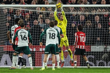 Middlesbrough kalecisi Sol Brynn, 9 Şubat 2026 tarihinde İngiltere 'nin Sheffield Lane kentindeki Bramall Lane' de oynanan Gökyüzü İddia Şampiyonası maçında yüksek topu kazanmak için sıçradı.