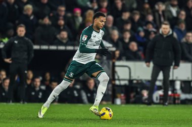 Middlesbrough 'dan Morgan Whittaker, 9 Şubat 2026 tarihinde İngiltere' nin Sheffield şehrinde oynanan ve Middlesbrough 'a karşı oynanan Gökyüzü İddia Şampiyonası maçında topu bırakıyor.