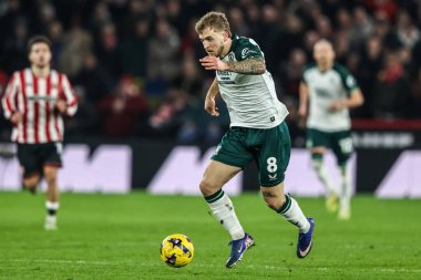 Middlesbrough takımından Riley McGree, 9 Şubat 2026 tarihinde İngiltere 'nin Sheffield şehrinde oynanan ve Middlesbrough' a karşı oynanan Gökyüzü İddia Şampiyonası maçında topu düşürüyor.