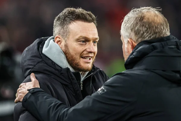 Middlesbrough 'un Kim Hellberg teknik direktörü, Sheffield United' ın 9 Şubat 2026 'da Bramall Lane, Sheffield, Birleşik Krallık' ta oynanan Sky Bet Şampiyonası maçından önce Sheffield United 'ın menajeriyle tokalaşıyor.