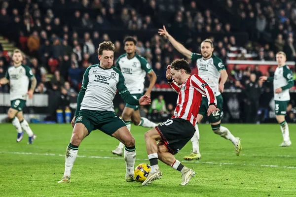 Middlesbrough 'dan Callum Brittain ve Sheffield United takımından Callum O' Hare, 9 Şubat 2026 'da Bramall Lane, Sheffield, Birleşik Krallık' ta oynanan Sky Bet Şampiyonası maçında top için mücadele ettiler.