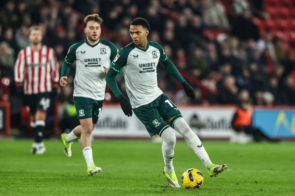 Middlesbrough 'dan Morgan Whittaker, 9 Şubat 2026 tarihinde İngiltere' nin Sheffield şehrinde oynanan ve Middlesbrough 'a karşı oynanan Gökyüzü İddia Şampiyonası maçında topu bırakıyor.