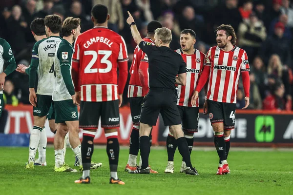 Hakem Gavin Ward, Sheffield United 'tan Joe Rothwell' e, Sheffield Lane, Sheffield, Birleşik Krallık 'ta oynanan Sky Bet Şampiyonası maçında kırmızı kart verdi.
