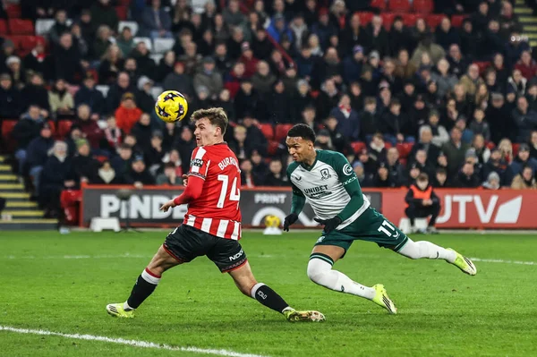 Middlesbrough 'dan Morgan Whittaker, 9 Şubat 2026 tarihinde İngiltere' nin Sheffield şehrinde oynanan ve Middlesbrough 'a karşı oynanan Gökyüzü İddia Şampiyonası maçında kaleye doğru ilerliyor.