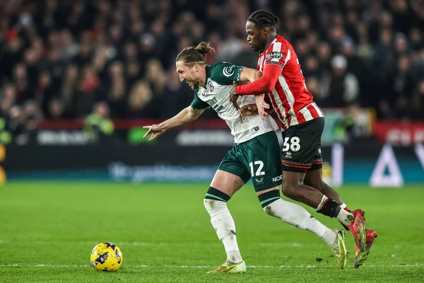 Middlesbrough 'dan Luke Ayling, Sheffield United takımından Femi Seriki' yi 9 Şubat 2026 'da Bramall Lane, Sheffield, Birleşik Krallık' ta oynanan Sheffield United-Middlesbrough maçında durdurdu.