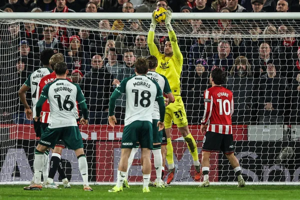 Middlesbrough kalecisi Sol Brynn, 9 Şubat 2026 tarihinde İngiltere 'nin Sheffield Lane kentindeki Bramall Lane' de oynanan Gökyüzü İddia Şampiyonası maçında yüksek topu kazanmak için sıçradı.