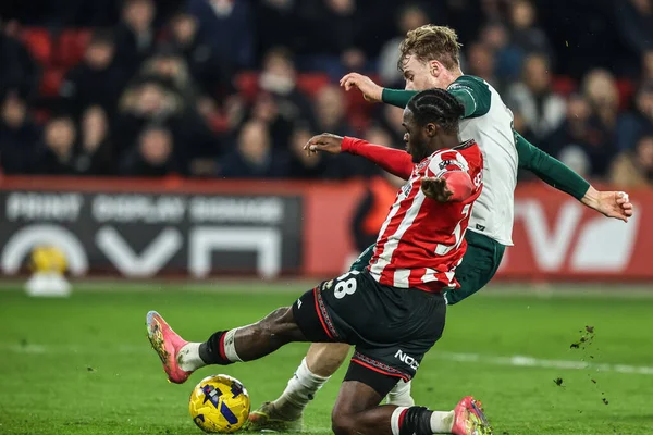 Middlesbrough 'dan Tommy Conway Sheffield United' dan Femi Seriki ile girdiği bir çarpışmada skor sonucu 0-1 yaptı ve Sheffield United 'ın Bramall Lane, Sheffield, İngiltere' de oynadığı Sky Bet Şampiyonası maçında topu kaleye fırlattı.