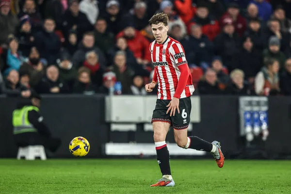 Sheffield United takımından Tyler Bindon, 9 Şubat 2026 tarihinde Sheffield, İngiltere 'deki Bramall Lane' de Sheffield United ve Middlesbrough arasındaki Sky Bet Şampiyonası maçında topu bırakıyor.