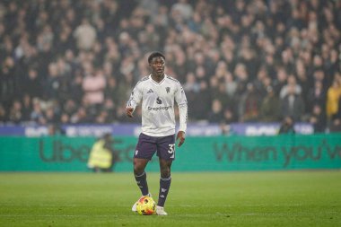 Manchester United takımından Kobbie Mainoo, Premier League maçında topu 10 Şubat 2026 'da Londra' daki Manchester United 'a karşı Londra Stadyumu' nda kontrol ediyor.