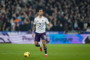 Manchester United takımından Leny Yoro, Premier League maçında topu Londra 'daki Manchester United' a karşı 10 Şubat 2026 'da Londra Stadyumu' nda koştu.