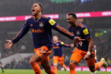 Newcastle United takımından Jacob Ramsey, Premier League maçında Tottenham Hotspur ile Newcastle arasında oynanan Tottenham Hotspur maçında 10 Şubat 2026 tarihinde Londra 'daki Tottenham Hotspur Stadyumu' nda golü kutluyor.