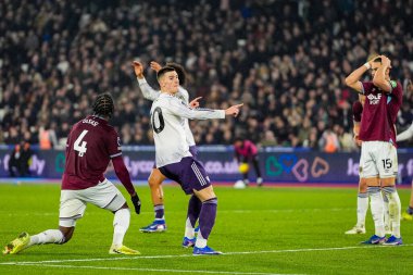 Manchester United takımından Benjamin Sesko, 10 Şubat 2026 tarihinde İngiltere 'nin Londra Stadyumu' nda oynanan Premier League maçında West Ham United ile Manchester United maçında 1-1 kazanma golünü kutluyor.