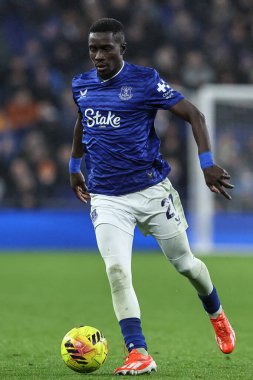 Everton 'dan Idrissa Gueye, İngiltere' nin Liverpool şehrindeki Hill Dickinson Stadyumu 'nda oynanan Premier League maçında topu Everton' a karşı fırlattı.
