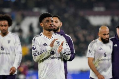 Manchester United takımından Amad Diallo, 10 Şubat 2026 'da İngiltere' nin Londra Stadyumu 'nda oynanan Premier League maçında West Ham United ile Manchester United arasındaki düdük sesinden sonra taraftarları alkışlıyor.