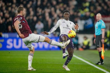 Manchester United takımından Kobbie Mainoo, Premier League maçında West Ham United ile Manchester United arasında 10 Şubat 2026 tarihinde Londra, İngiltere 'deki Londra Stadyumu' nda oynanan karşılaşmada top Tomas Soucek için mücadele etti.