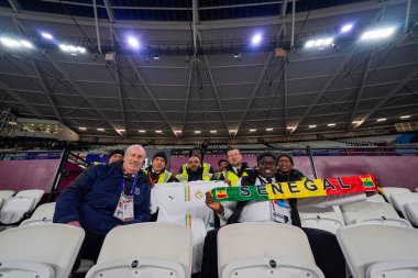 10 Şubat 2026 'da İngiltere' nin Londra Stadyumu 'nda oynanan Premier League maçı sırasında Afcon şampiyonları Senegal' in atkısını delen bir meslektaşı olan Stewards, Manchester United 'a karşı.