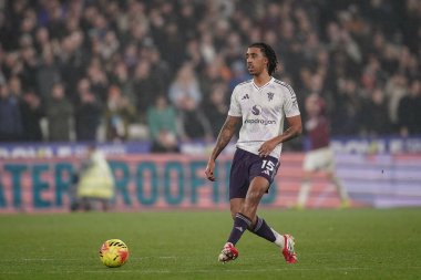 Manchester United takımından Leny Yoro, Premier League maçında topu Londra 'daki Manchester United' a karşı 10 Şubat 2026 'da Londra Stadyumu' nda koştu.