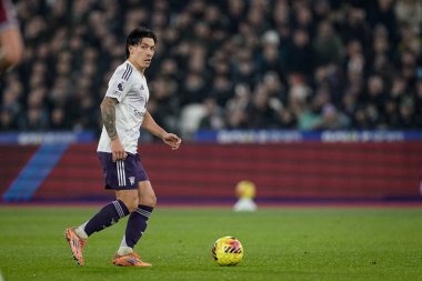 Manchester United takımından Lisandro Martinez, 10 Şubat 2026 'da Londra' daki Manchester United 'a karşı oynanan Premier League maçında topla bir koşu yaptı.