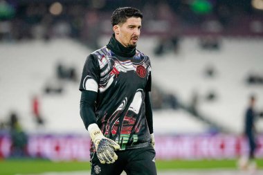 Manchester United kalecisi Altay Bayndr Premier League maçında 10 Şubat 2026 'da Londra, İngiltere' de oynanan Manchester United maçında ısınma turunda