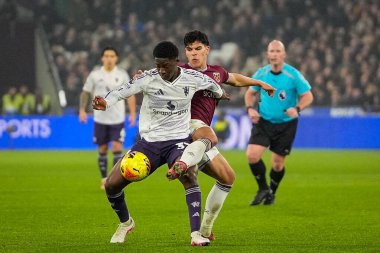 Manchester United takımından Kobbie Mainoo, Premier League maçında West Ham United ile Manchester United arasında 10 Şubat 2026 tarihinde Londra, İngiltere 'deki Londra Stadyumu' nda oynanan karşılaşmada Mateus Fernandes ile top mücadelesi verdi.