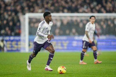 Manchester United takımından Kobbie Mainoo, Premier League maçında topu Londra 'daki Manchester United' a karşı 10 Şubat 2026 'da Londra Stadyumu' nda koştu.