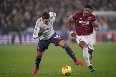 Manchester United takımından Casemiro, Premier League maçında West Ham United ile Manchester United 'ın Londra Stadyumu' nda 10 Şubat 2026 tarihinde oynadıkları karşılaşmada Adama Traore ile top mücadelesi verdi.