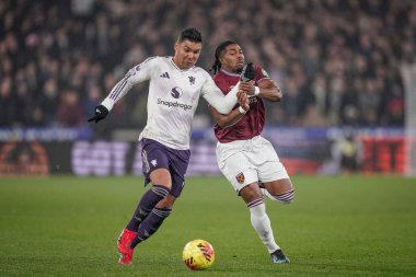 Manchester United takımından Casemiro, Premier League maçında West Ham United ile Manchester United 'ın Londra Stadyumu' nda 10 Şubat 2026 tarihinde oynadıkları karşılaşmada Adama Traore ile top mücadelesi verdi.