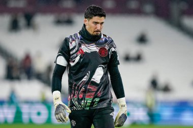 Manchester United kalecisi Altay Bayndr Premier League maçında 10 Şubat 2026 'da Londra, İngiltere' de oynanan Manchester United maçında ısınma turunda