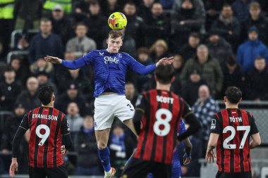 Everton 'dan Jarrad Branthwaite 10 Şubat 2026 tarihinde İngiltere' nin Liverpool kentindeki Hill Dickinson Stadyumu 'nda oynanan Premier League maçında Everton - Bournemouth maçında yüksek topu kazanmak için sıçradı.