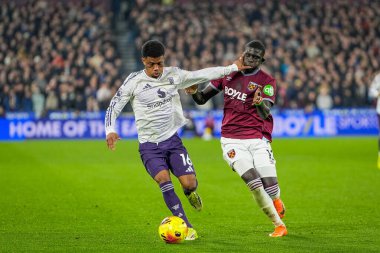 Manchester United takımından Amad Diallo, Premier League maçında Batı Ham United takımından El Hadji Malick Diouf ile 10 Şubat 2026 'da Londra' daki Londra Stadyumu 'nda Manchester United maçında top için mücadele etti.