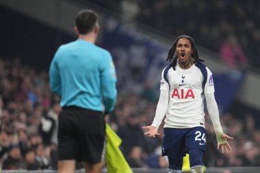 Tottenham Hotspur 'dan Djed Spence 10 Şubat 2026' da İngiltere 'nin başkenti Londra' daki Tottenham Hotspur Stadyumu 'nda oynanan Premier Lig maçında Tottenham Hotspur ile Newcastle maçında aleyhinde karar verildikten sonra karşı çıktı.
