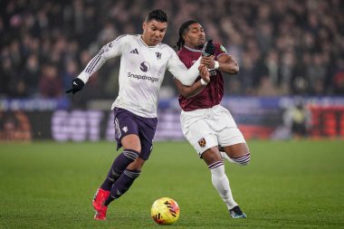 Manchester United takımının Casemiro 'su, Premier League maçında West Ham United ile Manchester United' ın Londra Stadyumu 'nda 10 Şubat 2026 tarihinde oynanan karşılaşmada topu Adama Traore adına mücadele etti.