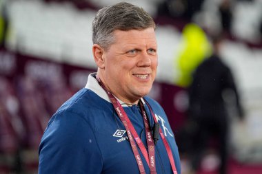 Bir West Ham çalışanı, 10 Şubat 2026 'da Londra' daki Londra Stadyumu 'nda oynanan Premier League maçı sırasında Londra Stadyumu' na dönen Michail Antonio 'yu karşılamaya gider.