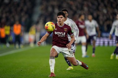 West Ham United takımından Mateus Fernandes 10 Şubat 2026 'da Londra' daki Londra Stadyumu 'nda oynanan Premier League maçında topu göğsüyle kontrol ediyor.