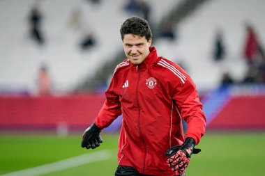 Manchester United kalecisi Senne Lammens Premier League maçında 10 Şubat 2026 'da Londra, İngiltere' de oynanan Manchester United - West Ham United maçında ısınma turunda