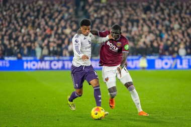 Manchester United takımından Amad Diallo, Premier League maçında Batı Ham United takımından El Hadji Malick Diouf ile 10 Şubat 2026 'da Londra' daki Londra Stadyumu 'nda Manchester United maçında top için mücadele etti.